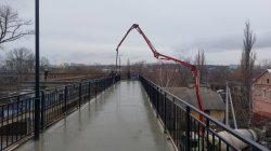 Глава проинспектировал ход работ на пешеходном мосту, соединяющем центр и Борисовку