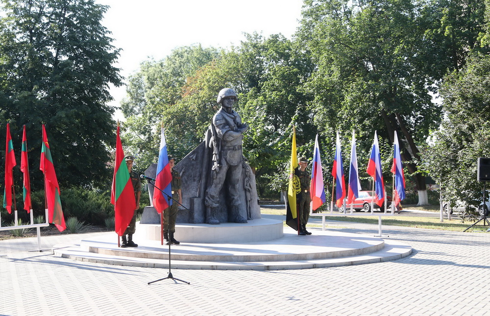 Памятник миротворцам в Бендерах. Миротворцы памятники ПМР. Памятник миротворцу в Тирасполе. ПМР памятник российским миротворцам.