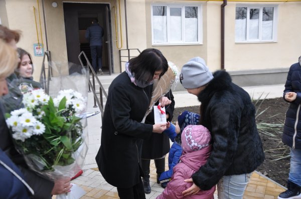 В Бендерах дети-сироты получили ключи от квартир