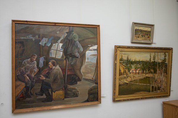 В Бендерах открылась художественная выставка. Главные герои – советская молодёжь