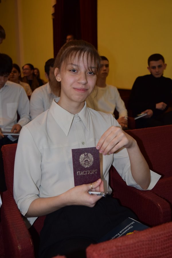 В Бендерах ко Дню Конституции паспорта вручили 25 юношам и девушкам